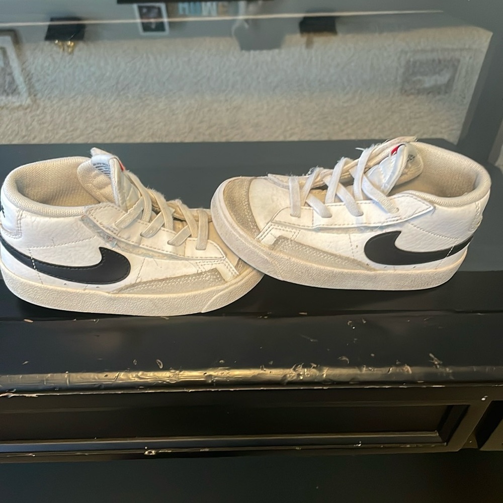 Toddler boys tennis shoes in very good condition and very good material.